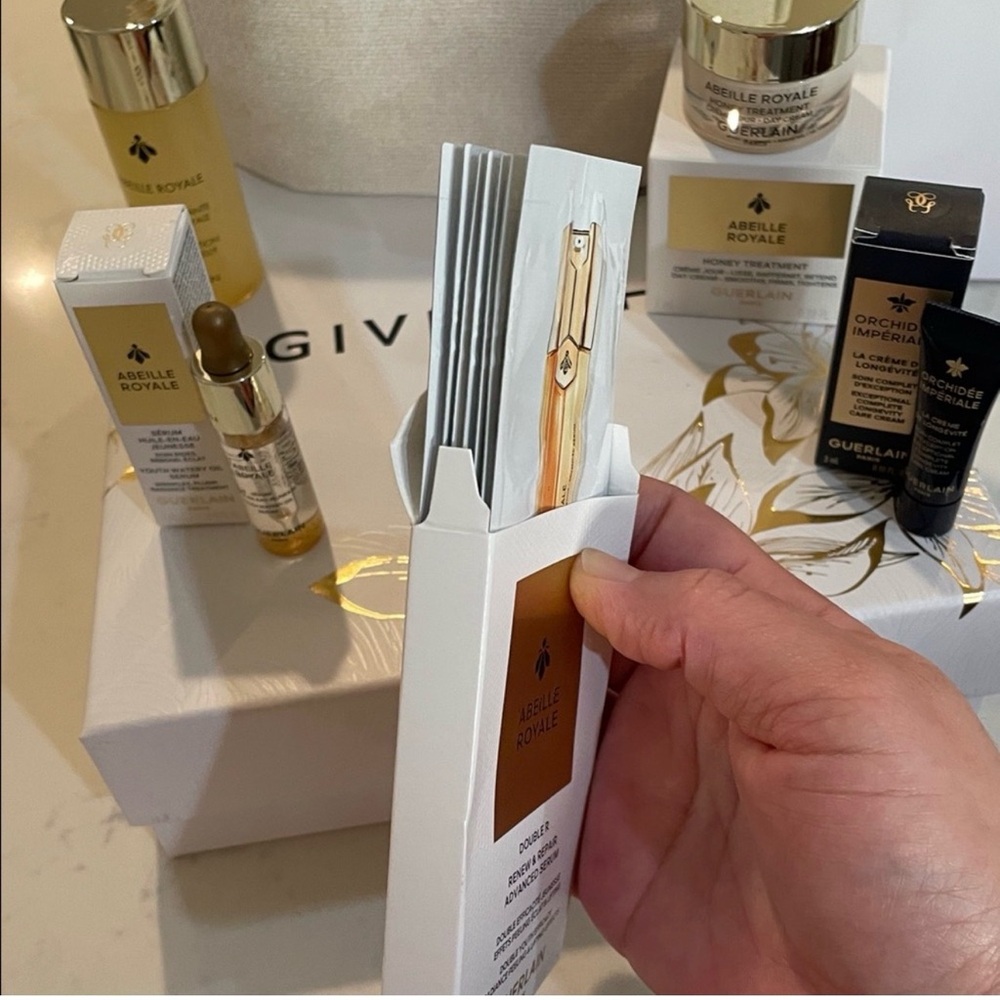 GUERLAIN ABEILLE ROYALE AGE-DEFYING PROGRAMME 6 PIECE SET W/ BAG - Picture 15 of 15